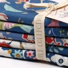 Nahaufnahme des Jubilee-Collection-Etiketts am Stoffbündel