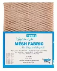 Nahaufnahme des Etiketts mit dem beigefarbenen Netzstoff-Zuschnitt in Natural im Hintergrund.