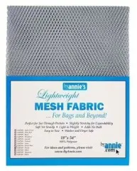 Nahaufnahme des Etiketts mit dem grauen Netzstoff-Zuschnitt in Pewter im Hintergrund.