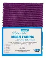 Nahaufnahme des Etiketts mit dem violetten Netzstoff-Zuschnitt in Tahiti im Hintergrund.
