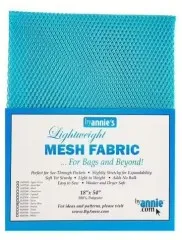 Nahaufnahme des Etiketts mit dem türkisfarbenen Netzstoff-Zuschnitt in Parrot Blue im Hintergrund.