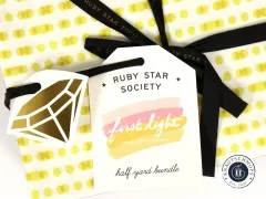 Anhänger „Ruby Star Society – first light – collaborative collection – half yard bundle“ mit goldenem Diamant-Sticker und schwarzem Band auf gelb gepunktetem Stoff
