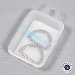 Blick von oben in das geöffnete Etui mit den D-Ringen in Nickel