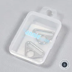 Blick von oben in das geöffnete Etui mit den Dreiecksringen in Nickel
