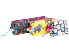 Drei Etuis mit grafischen Mustern: dunkles Ornament, gelber Elefanten-Print und buntes Patchwork-Muster.