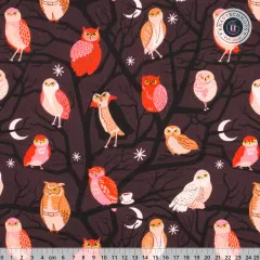 Baumwollstoff Ruby Star Society Freaky Familiars mit rosa und orangen Eulen auf auberginefarbenem Grund, mit Zentimetermaß