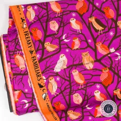 Stoffballen Freaky Familiars mit oranger Webkante und Eulenmuster auf violettem Grund