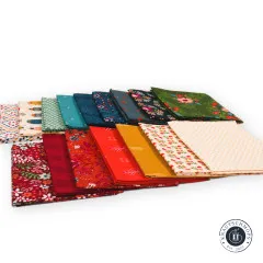 Alle Fat Quarters der Maven-Kollektion fächerartig diagonal aufgereiht