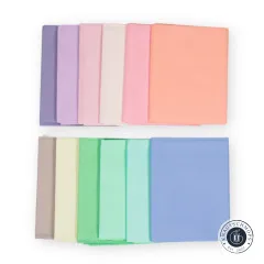 Alle 12 Fat Quarters flach fächerförmig ausgelegt, obere Reihe helle und untere Reihe kühlere Pastelltöne.