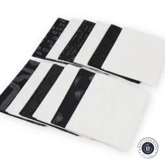 Alle 12 Fat Quarters fächerförmig ausgelegt mit grafischen Schwarz-Weiß-Mustern und Unistoffen.