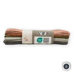 Alle 8 Fat Quarters fächerförmig ausgelegt, Olivgrün, Ocker, Terrakotta und Rosa oben, Taupe- und Grüntöne unten.