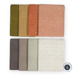 Alle 8 Fat Quarters flach nebeneinander ausgelegt, von Olivgrün über Terrakotta bis Taupe.