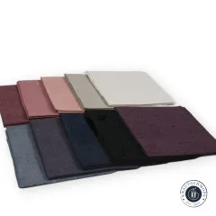 Alle 10 Fat Quarters flach nebeneinander ausgelegt, von Weinrot über Rosa bis Blaugrau.