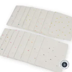 Alle 16 Fat Quarters flach nebeneinander ausgelegt, jeweils mit Sternmotiven in unterschiedlichen Farben.