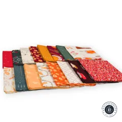 Nahaufnahme der fächerförmig ausgelegten Fat Quarters mit Bienen-, Blüten- und Marktmotiven.