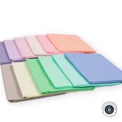 Alle 12 Fat Quarters in perspektivischer Fächeranordnung, von hell zu kühl sortiert.