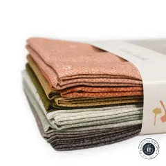 Alle 8 Fat Quarters in perspektivischer Fächeranordnung, gepunktete Struktur sichtbar.
