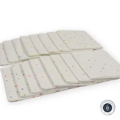 Alle 16 Fat Quarters in perspektivischer Fächeranordnung mit bunten Sternmotiven.