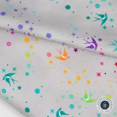Nahaufnahme einer Stofffalte von Fairy Dust in Fog mit Detailblick auf die farbigen Motive