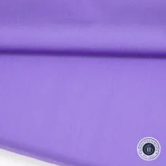 Nahaufnahme der weich fallenden lila Baumwoll-Popeline Pure Solids Amethyst