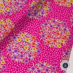 Detailaufnahme der gefalteten Stoffkante in Cerise