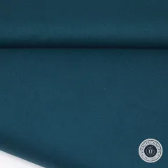 Detailaufnahme der gefalteten Stoffkante in Peacock