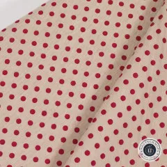 Detailaufnahme der gefalteten Stoffkante mit Polkadots
