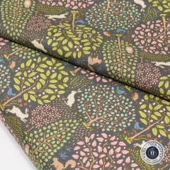 Detailaufnahme der gefalteten Stoffkante mit Hasen-, Eulen- und Eichhörnchen-Motiven