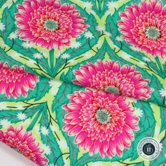 Detailaufnahme einer Stofffalte mit Nahsicht auf die Dahlienblüte.