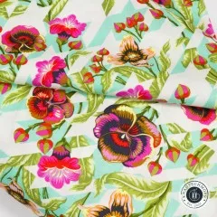 Detailaufnahme einer Stofffalte mit Nahsicht auf die Stiefmütterchenblüten.