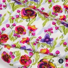 Detailaufnahme einer Stofffalte mit Nahsicht auf die violetten Blüten.