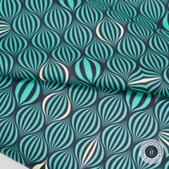Detailaufnahme einer Stofffalte mit Nahsicht auf das Op-Art-Muster.