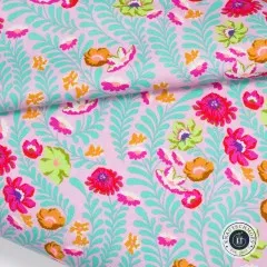 Detailaufnahme einer Stofffalte mit Nahsicht auf die Streublumen.