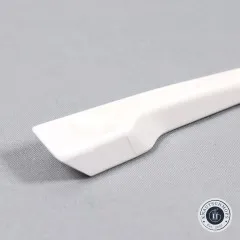 Nahaufnahme der abgeschrägten Falzkante des Finger Pressers auf grauem Stoff.
