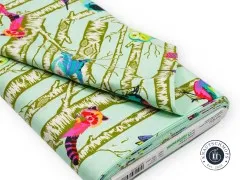 Angeschnittener und gefalteter Stoffballen des Tula-Pink-Designs Family Tree Enchanted mit Webkante und Artikeletikett.
