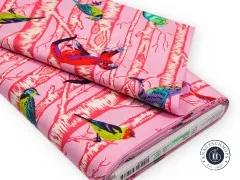 Angeschnittener und gefalteter Stoffballen des Tula-Pink-Designs Family Tree Honey mit Webkante und Artikeletikett.