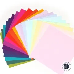 Aufgefächerte 10-Zoll-Stoffquadrate der Tula Pink Designer Solids in der Farbpalette Mythical.