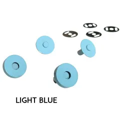 Vier türkisblaue Druckknöpfe und Unterlegscheiben, darunter der Schriftzug 'LIGHT BLUE' zur Kennzeichnung der Farbvariante.