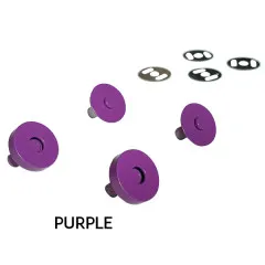 Vier violette Druckknopf-Hälften und vier Metall-Unterlegscheiben, mit dem Schriftzug „PURPLE" zur Farbbezeichnung.