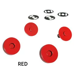 Vier rote Druckknopf-Hälften und vier Metall-Unterlegscheiben, mit dem Schriftzug „RED" zur Farbbezeichnung.