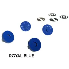 Vier blaue Druckknopf-Hälften und vier Metall-Unterlegscheiben, mit dem Schriftzug „ROYAL BLUE" zur Farbbezeichnung.