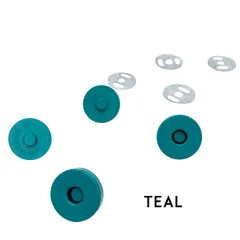 Vier türkisfarbene Druckknopf-Hälften und vier durchscheinende Metall-Unterlegscheiben, mit dem Schriftzug „TEAL" zur Farbbezeichnung.