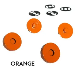 Vier orangefarbene Druckknöpfe und Unterlegscheiben, darunter der Schriftzug 'ORANGE' zur Kennzeichnung der Farbvariante.
