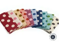 Alle zehn Chambray-Dots-Farbvarianten aufgefaechert nebeneinander, von Bordeaux ueber Rosa und Blau bis Petrol