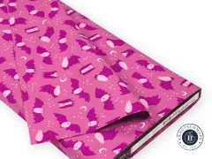 Gefalteter Stoffballen Fat Bats Heliotrope auf Pappe mit Ruby Star Society Etikett