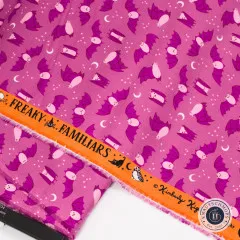 Stoffkante mit Aufdruck Freaky Familiars auf orangem Band, Fledermausmuster in Pink und Violett
