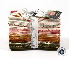 Frontalansicht des gebundenen Fat Eight Bundles Evermore mit sichtbarem Blumenmuster und Maßband