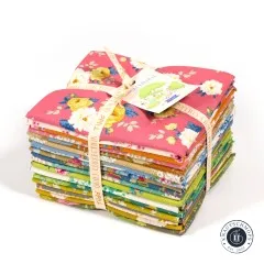 Tilda Fat Quarter Bundle Sunday Brunch, gebundenes Stoffpaket mit Anhänger, schräg fotografiert