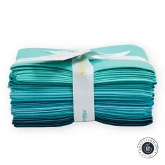 Frontalansicht des gebundenen Fat Quarter Bundles Confetti Cotton Aqua