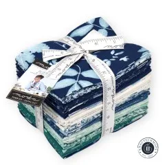 Gebundenes Moda Fat Quarter Bundle Bluebell mit dunkelblauem Blattmuster und Kollektionsanhänger